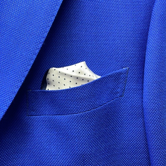 Perfect & gorgeous! Unconstructed blue blazer. Top of the chain! 3 button. - Picture 3 of 16